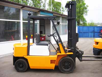 Дизельный погрузчик Komatsu FD23-8