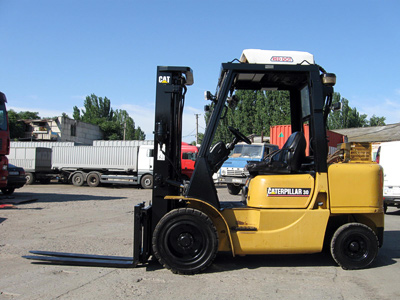 Дизельный погрузчик Caterpillar DP30K