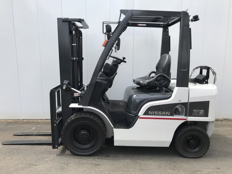 Вилочный погрузчик Nissan P1F2A25D