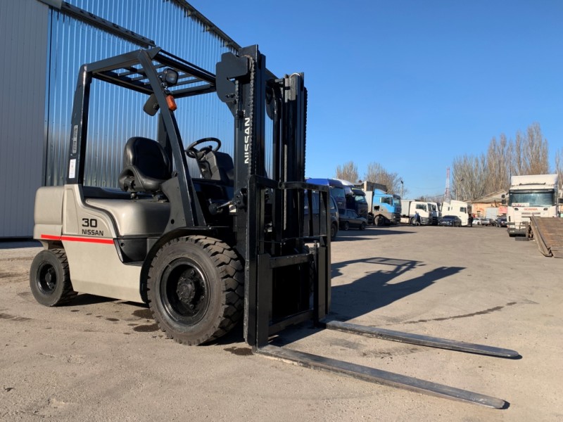 Бензиновий навантажувач Nissan UGL02A30
