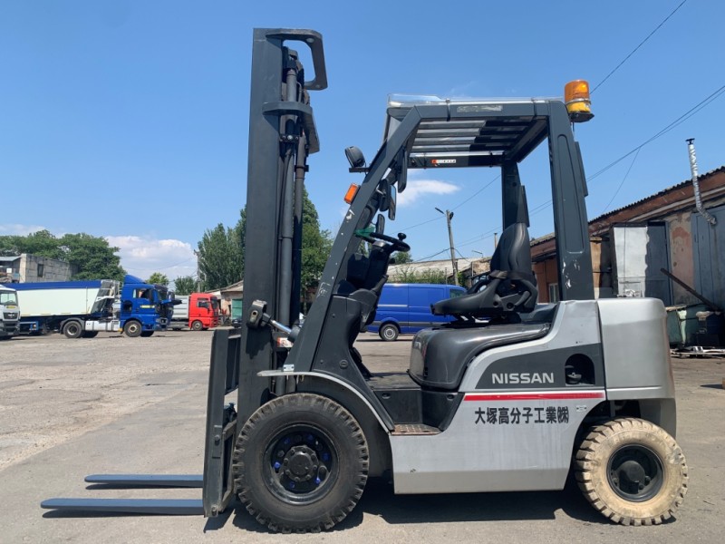 Вилочний навантажувач Nissan P1F2A20J