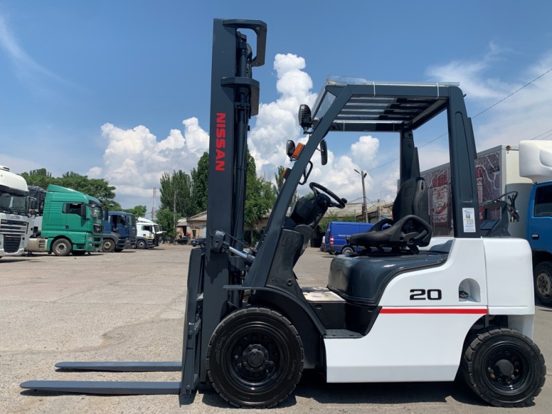 Вилочний навантажувач Nissan P1F2A20D