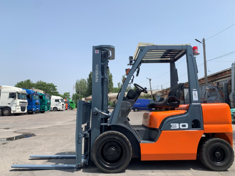 Вилочний навантажувач Nissan UGL02A30W