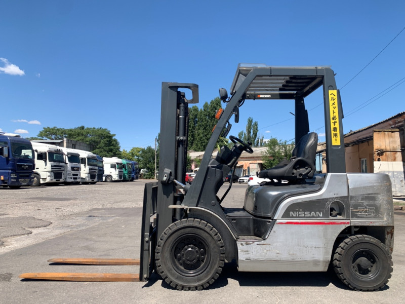 Вилочний навантажувач Nissan P1F2M25J