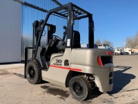 Бензиновий навантажувач Nissan UGL02A30 (4)